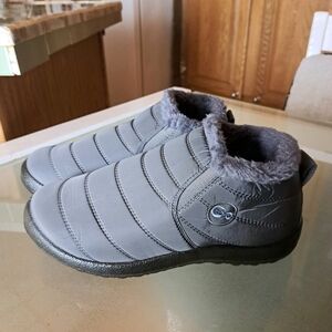 New Slip On Comfy Boots 9.5 ( Indoor Or Outdoor)